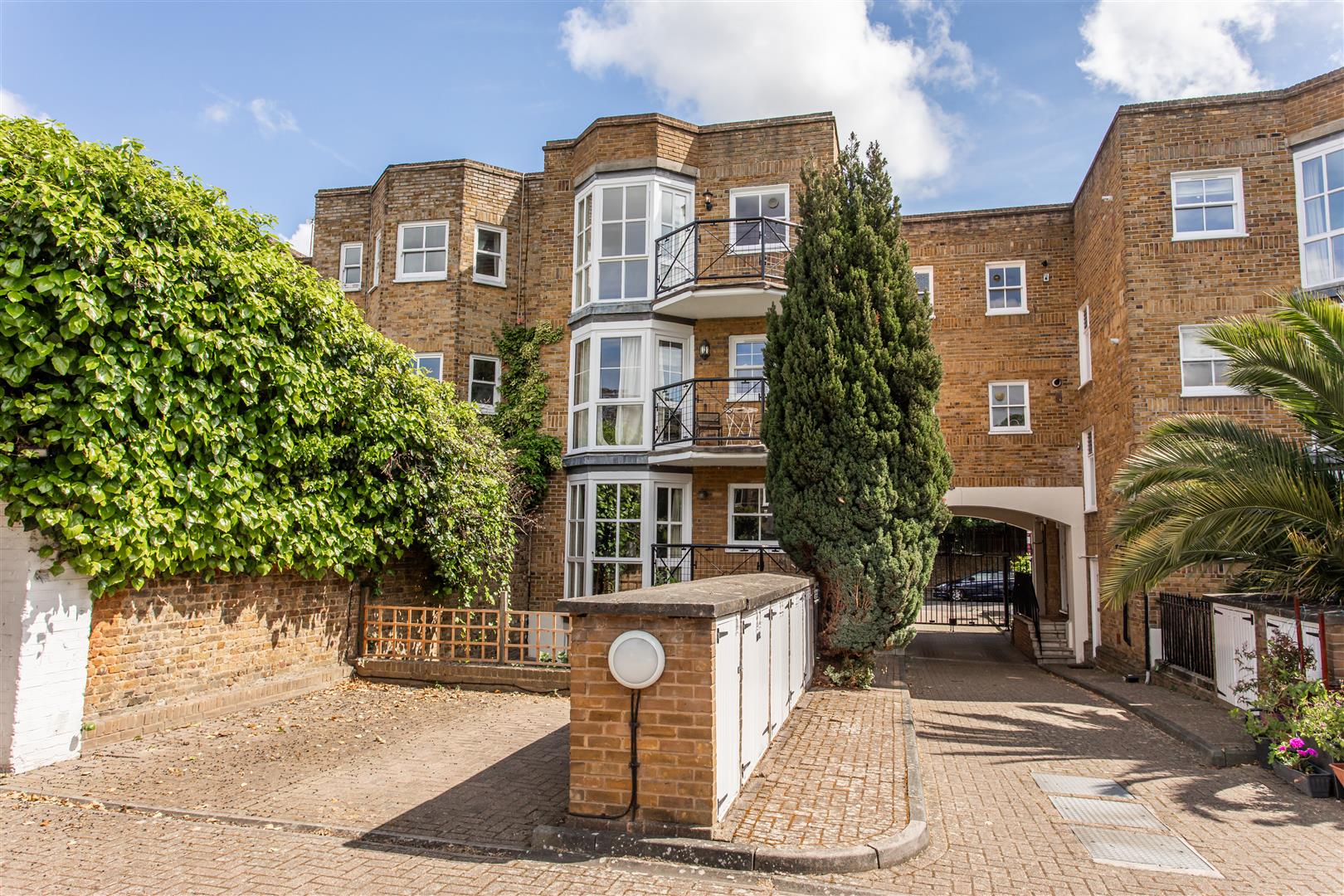 Coborn Mews, Mile End
